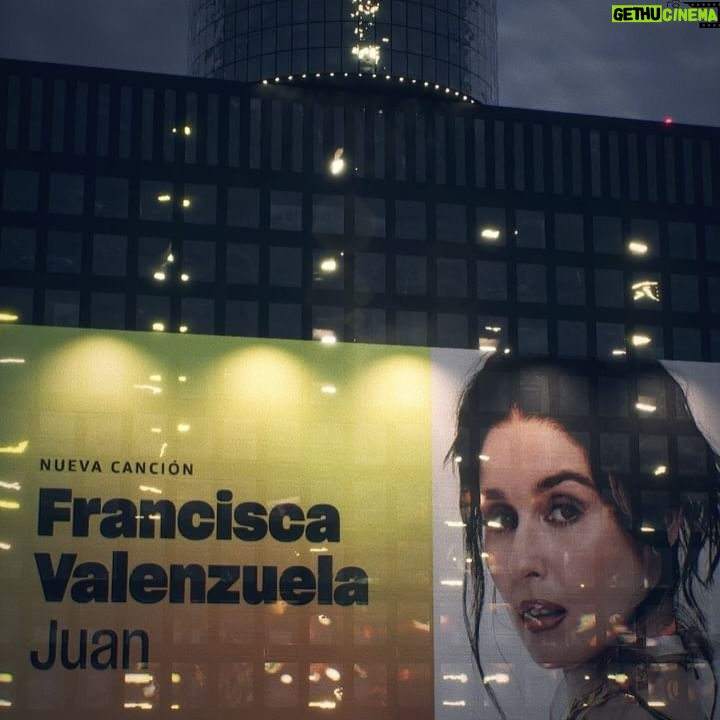 Francisca Valenzuela Instagram - La canción se llama Juan, pero se la puedes dedicar a quien tu quieras😍 . Es el single más nuevo de @franciscamusic , de su álbum ADENTRO. Gracias Fran por otro himno sexy para escuchar en Amazon Music mientras miras la foto de tu crush 😏. #FranciscaValenzuela #Pop #Enamorado