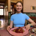 Francisca Valenzuela Instagram - muchas gracias por tanto amor y cariño cumpleañero 💕🥹 me siento feliz y fluyendo y muy muy agradecida de la vida. encontrando cositas ricas sabrosas bonitas y profundas. les mando mucho amor y cariño a todxs ustedes a través de este post 💋💋🙏🙏y gracias a mis queridxs amigxs por las tortas y pasteles y cantadas 🎂🎂♥️♥️