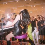 Francisca Valenzuela Instagram – qué lindo lo pasamos la otra noche! 💋 y qué sueño cantar contigo @karenpaolamusic eres una ícono referente única soñada y nuestra ♥️ te admiro y adoro. gracias @hm x invitarme a cantar y tocar el piano y abrazos al tremendo grupete de invitadxs que lo dieron todo gracias x su cariño, x cantar y x subir tanto contenido lindo que vi y ni alcancé a repostear pero se les quiere taaaanto🍸💃🏻 ♥️
📸: @valpalavecino
