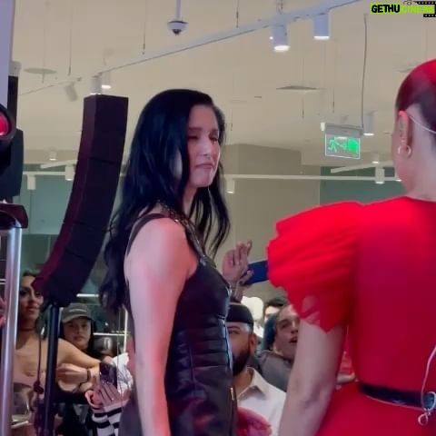 Francisca Valenzuela Instagram - qué lindo lo pasamos la otra noche! 💋 y qué sueño cantar contigo @karenpaolamusic eres una ícono referente única soñada y nuestra ♥️ te admiro y adoro. gracias @hm x invitarme a cantar y tocar el piano y abrazos al tremendo grupete de invitadxs que lo dieron todo gracias x su cariño, x cantar y x subir tanto contenido lindo que vi y ni alcancé a repostear pero se les quiere taaaanto🍸💃🏻 ♥️ 📸: @valpalavecino