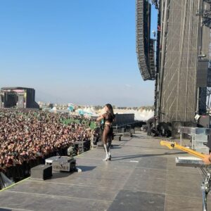 Francisca Valenzuela Instagram - gracias por viajar ADENTRO conmigo durante ayer, @lollapaloozacl 🖤🎹🫀me voy con el corazón lleno llenísimo a más no poder. ⚡️⚡️⚡️⚡️⚡️

Fotos x @frafractal @diegoescap 
Styling y MUA @nikiossandon 
Pelo @viersaez