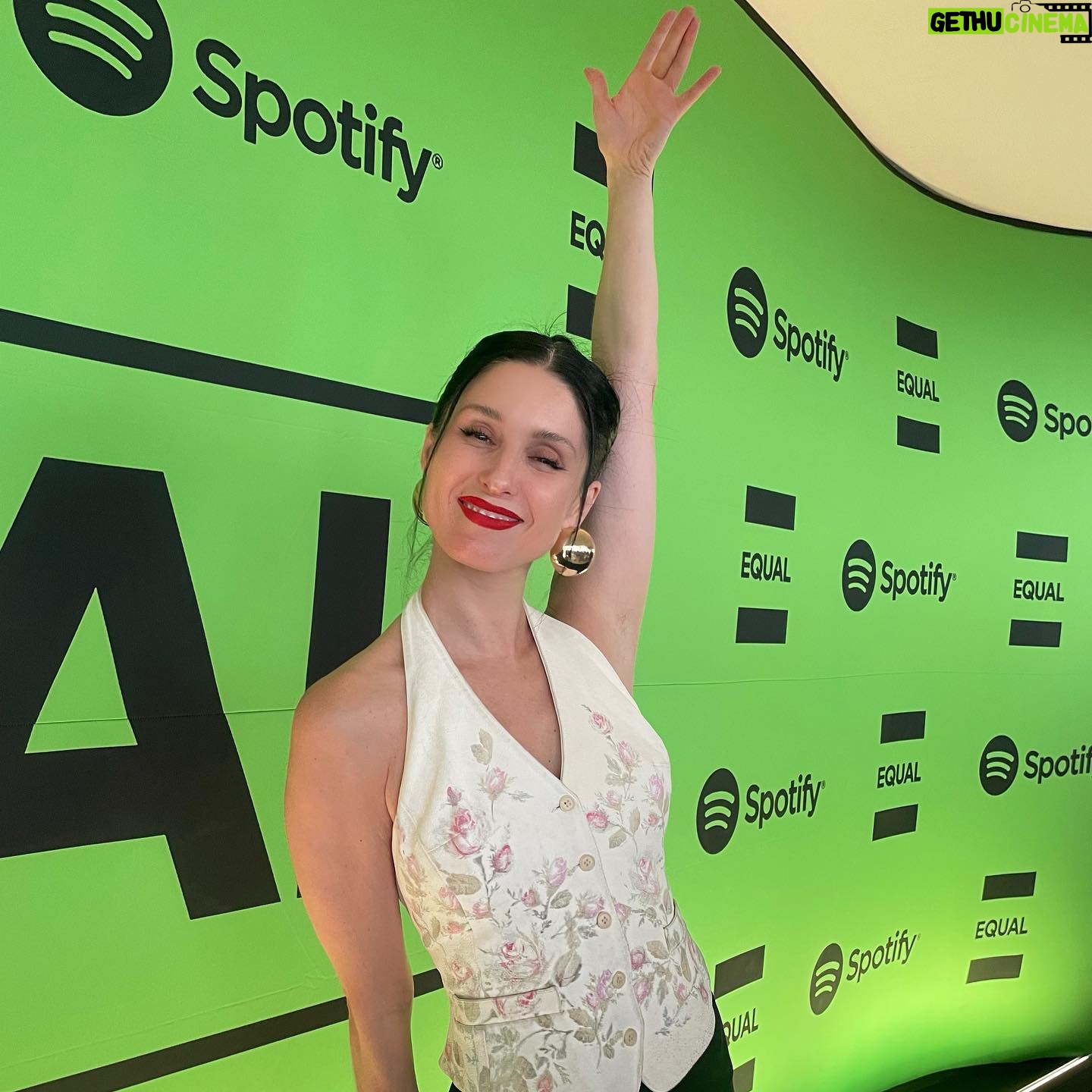 Francisca Valenzuela Instagram - Gracias @spotifymexico por convocar a creadoras y artistas en el maravilloso evento EQUAL! Mil gracias a mi comadre @elsayelmar por cantar ‘Ya No Se Trata de Ti’ conmigo en el show. Amo cantarla contigo, amiga 🩵 Agradezco enormemente la invitación y la oportunidad de compartir con mujeres inspiradoras de la industria musical que admiro tanto. Canté, pereé, me emocioné, aprendí del is compañeras. Lo dimos todo. Una jornada, cientos de historias. Y nuestras historias y voces importan. Por que no hay una manera de ser mujer ni de ser exitosas. A mis colegas y compañeras, las admiro y adoro. Nada más potente y transformador que conectar y aprender de otras creadoras! Gracias @monisaldana y al equipo de Spotify por la invitación e iniciativa. (Recuerdo cuando conocí a Mani cuando estuvo de panelista en nuestro festi Ruidosa Fest @ruidosafest en el 2016 en el Centro Cultural de CDMX! Qué genia!!) Qué mágico, además, cantar rodeada de murales del emblemático artista mexicano Siquieros en el Poliforum ✨🇲🇽 ¡Pongan play a sus artistas favoritas en Spotify! #Equal #EqualDay #MujeresquehacenRuido fotitos @mayraortizph