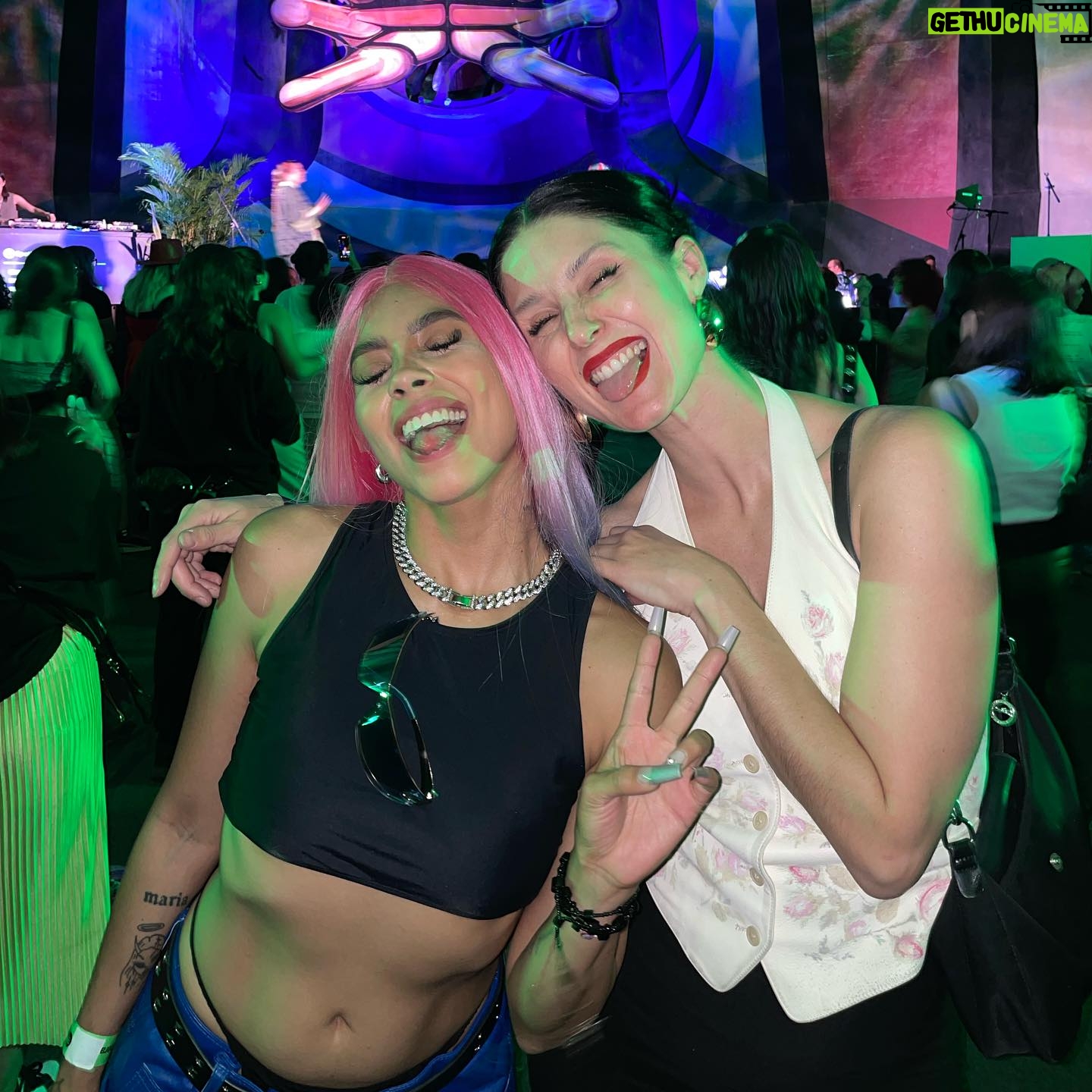 Francisca Valenzuela Instagram - Gracias @spotifymexico por convocar a creadoras y artistas en el maravilloso evento EQUAL! Mil gracias a mi comadre @elsayelmar por cantar ‘Ya No Se Trata de Ti’ conmigo en el show. Amo cantarla contigo, amiga 🩵 Agradezco enormemente la invitación y la oportunidad de compartir con mujeres inspiradoras de la industria musical que admiro tanto. Canté, pereé, me emocioné, aprendí del is compañeras. Lo dimos todo. Una jornada, cientos de historias. Y nuestras historias y voces importan. Por que no hay una manera de ser mujer ni de ser exitosas. A mis colegas y compañeras, las admiro y adoro. Nada más potente y transformador que conectar y aprender de otras creadoras! Gracias @monisaldana y al equipo de Spotify por la invitación e iniciativa. (Recuerdo cuando conocí a Mani cuando estuvo de panelista en nuestro festi Ruidosa Fest @ruidosafest en el 2016 en el Centro Cultural de CDMX! Qué genia!!) Qué mágico, además, cantar rodeada de murales del emblemático artista mexicano Siquieros en el Poliforum ✨🇲🇽 ¡Pongan play a sus artistas favoritas en Spotify! #Equal #EqualDay #MujeresquehacenRuido fotitos @mayraortizph