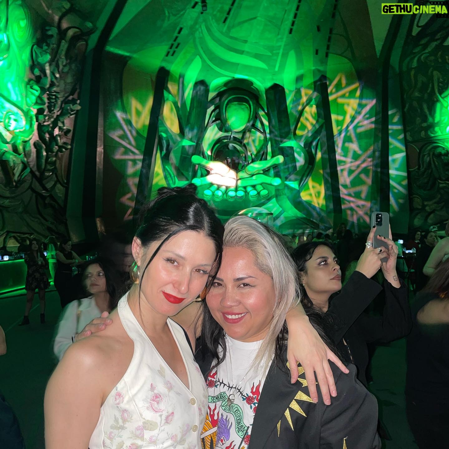 Francisca Valenzuela Instagram - Gracias @spotifymexico por convocar a creadoras y artistas en el maravilloso evento EQUAL! Mil gracias a mi comadre @elsayelmar por cantar ‘Ya No Se Trata de Ti’ conmigo en el show. Amo cantarla contigo, amiga 🩵 Agradezco enormemente la invitación y la oportunidad de compartir con mujeres inspiradoras de la industria musical que admiro tanto. Canté, pereé, me emocioné, aprendí del is compañeras. Lo dimos todo. Una jornada, cientos de historias. Y nuestras historias y voces importan. Por que no hay una manera de ser mujer ni de ser exitosas. A mis colegas y compañeras, las admiro y adoro. Nada más potente y transformador que conectar y aprender de otras creadoras! Gracias @monisaldana y al equipo de Spotify por la invitación e iniciativa. (Recuerdo cuando conocí a Mani cuando estuvo de panelista en nuestro festi Ruidosa Fest @ruidosafest en el 2016 en el Centro Cultural de CDMX! Qué genia!!) Qué mágico, además, cantar rodeada de murales del emblemático artista mexicano Siquieros en el Poliforum ✨🇲🇽 ¡Pongan play a sus artistas favoritas en Spotify! #Equal #EqualDay #MujeresquehacenRuido fotitos @mayraortizph