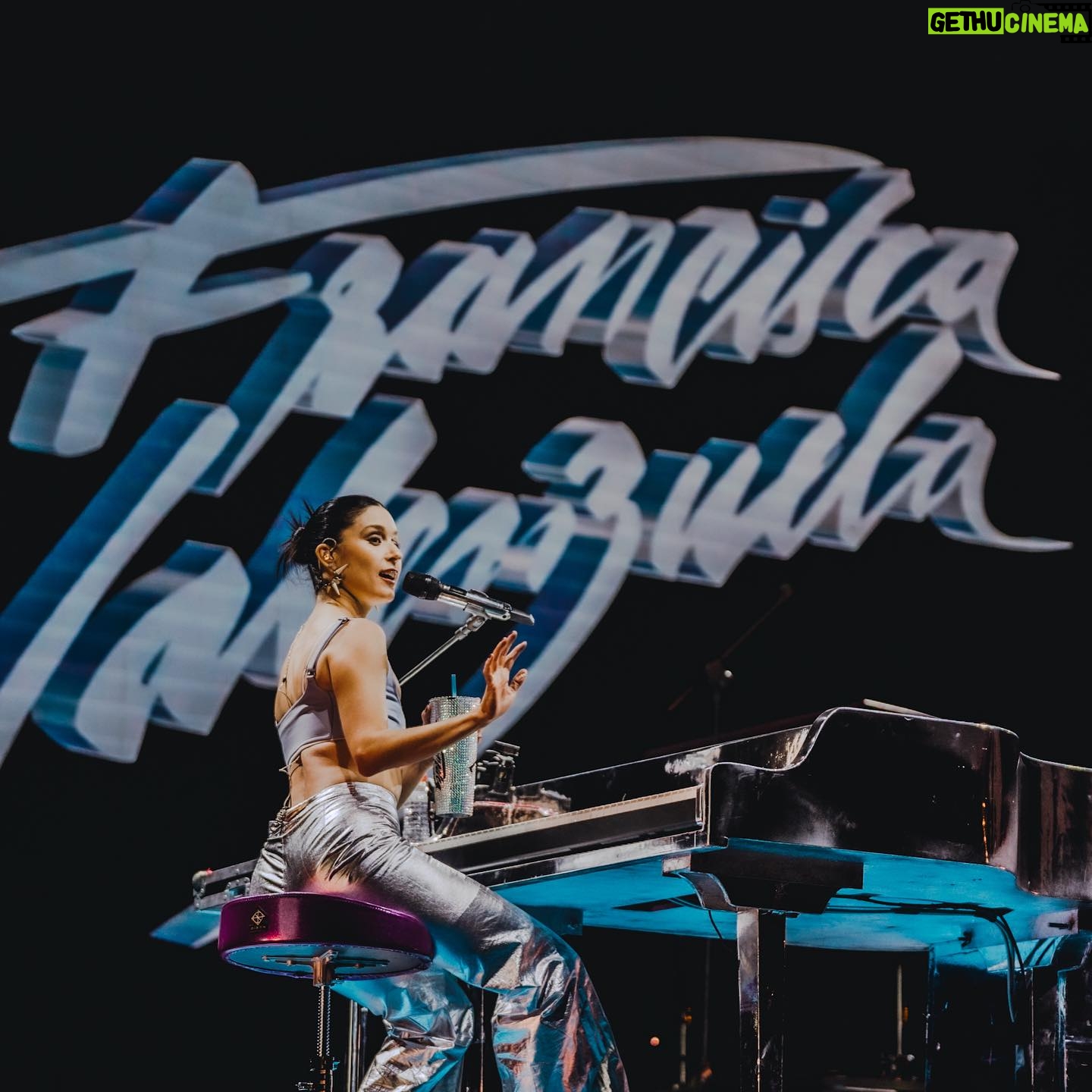 Francisca Valenzuela Instagram - nos la gozamos 🩵✨ muchas gracias mis queridas colegas @antonellasigala y @karlagrunewaldt por cantar conmigo y Vitacura por la invitación a cantar 🩵✨ fotos @javiajerap @frafractal