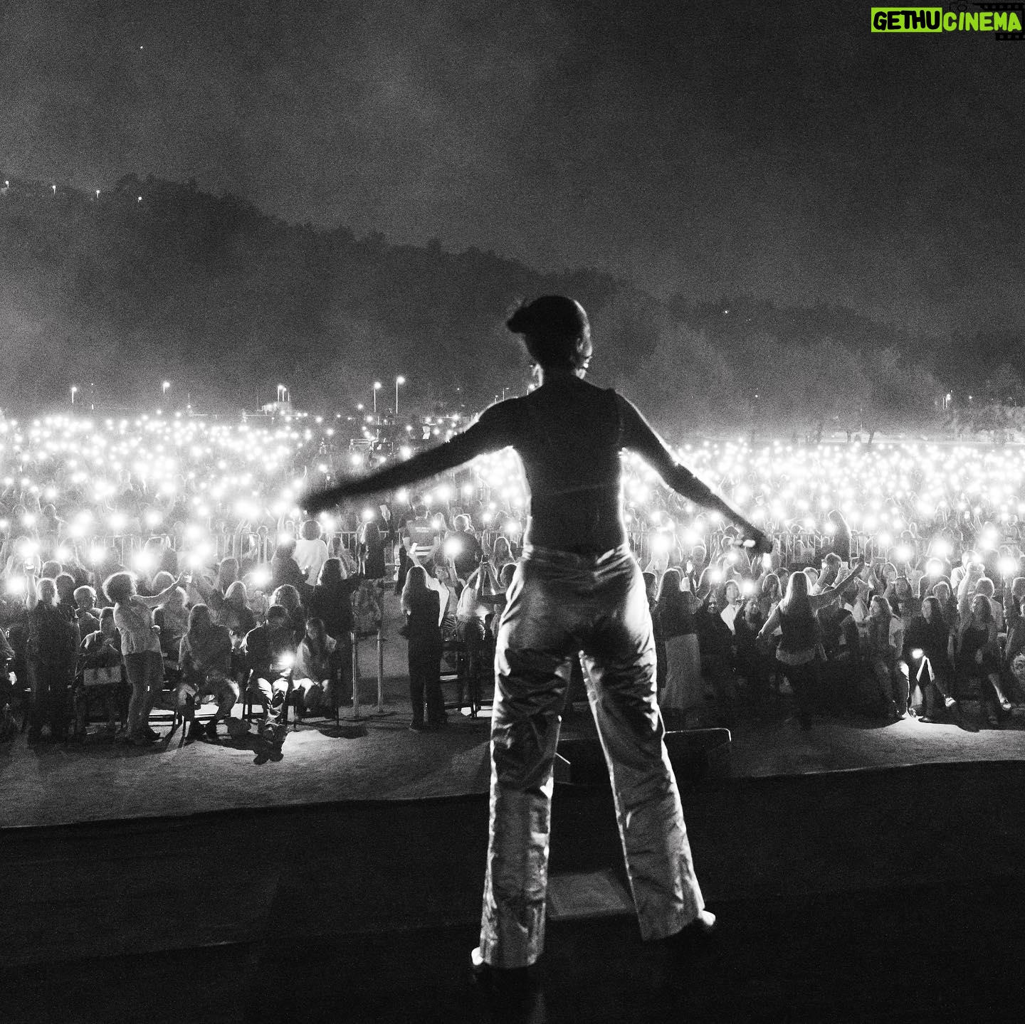 Francisca Valenzuela Instagram - nos la gozamos 🩵✨ muchas gracias mis queridas colegas @antonellasigala y @karlagrunewaldt por cantar conmigo y Vitacura por la invitación a cantar 🩵✨ fotos @javiajerap @frafractal