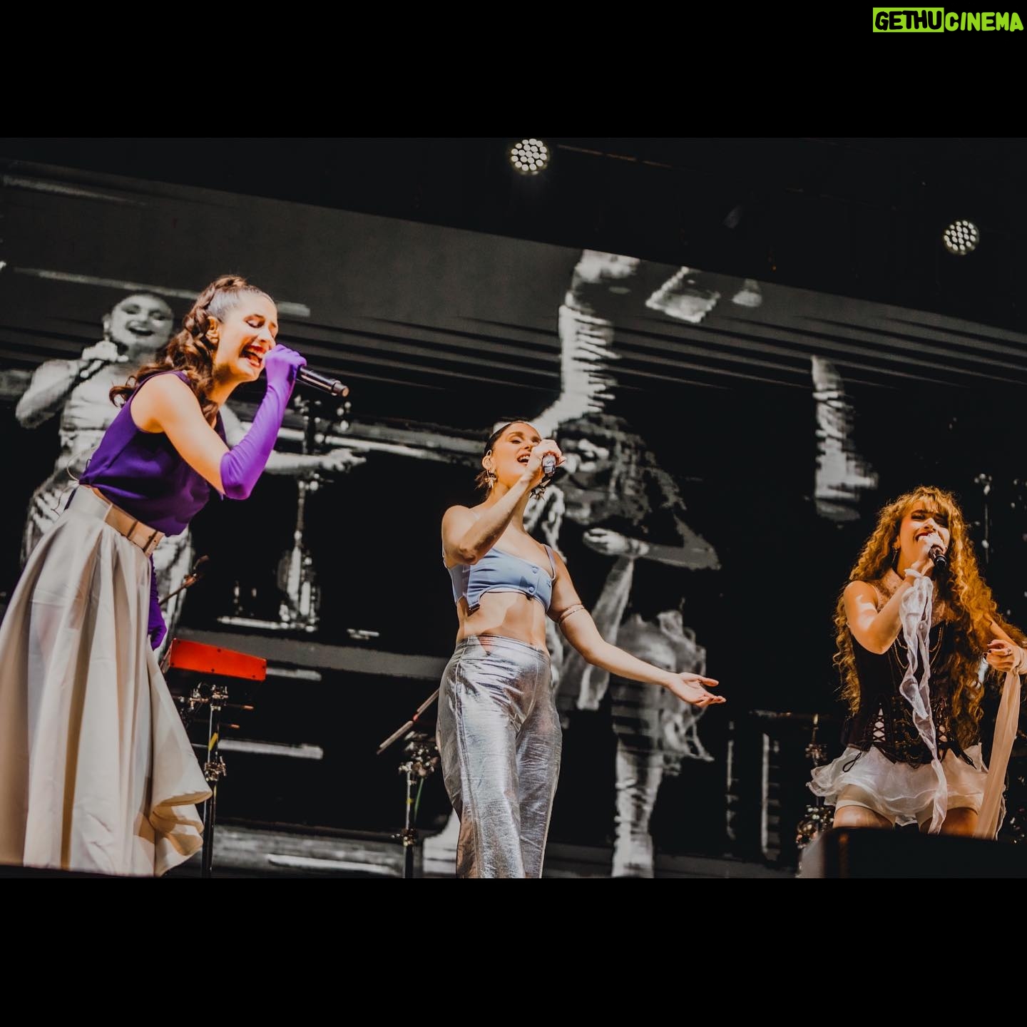 Francisca Valenzuela Instagram - nos la gozamos 🩵✨ muchas gracias mis queridas colegas @antonellasigala y @karlagrunewaldt por cantar conmigo y Vitacura por la invitación a cantar 🩵✨ fotos @javiajerap @frafractal