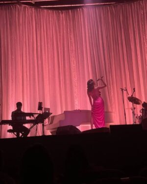 Francisca Walker Instagram - Aún no supero mi vestido que se robó el show en "Concierto Solo Para Románticos"!! 💕 @nicolettavalentina lo máximo