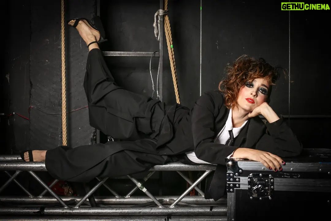 Francisca Walker Instagram - ÚNICO "Concierto de Rock & POP" 🔥🎸🔥🖤🔥 Este VIERNES 17 a las 20:30 hrs . . . Música de Europe/Annie Lennox/Bon Jovi / Guns / Foreinger/ The Bangles / Roxette entre otros... . Entradas por ticketeck.cl @culturacap @teatro_nescafe . Nos vemos!!!