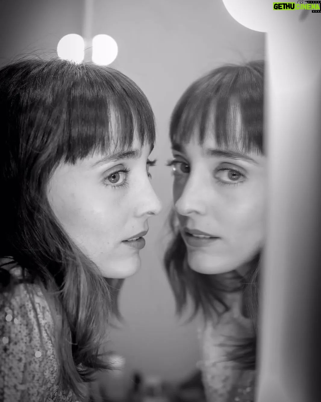 Francisca Walker - 10.4K Likes - Sesión de la seca @natalia_photo para una expo digital de @tm_lascondes llamada "Frente al Espejo"
🖤 Ese momento en que nos miramos al espejo antes de salir a escena... pero ya no somos los mismos