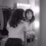 Francisca Walker Instagram - Sesión de la seca @natalia_photo para una expo digital de @tm_lascondes llamada "Frente al Espejo" 🖤 Ese momento en que nos miramos al espejo antes de salir a escena... pero ya no somos los mismos