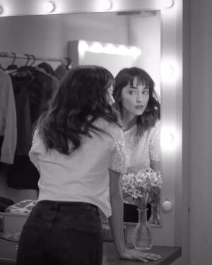 Francisca Walker Instagram - Sesión de la seca @natalia_photo para una expo digital de @tm_lascondes llamada "Frente al Espejo" 
🖤 Ese momento en que nos miramos al espejo antes de salir a escena... pero ya no somos los mismos