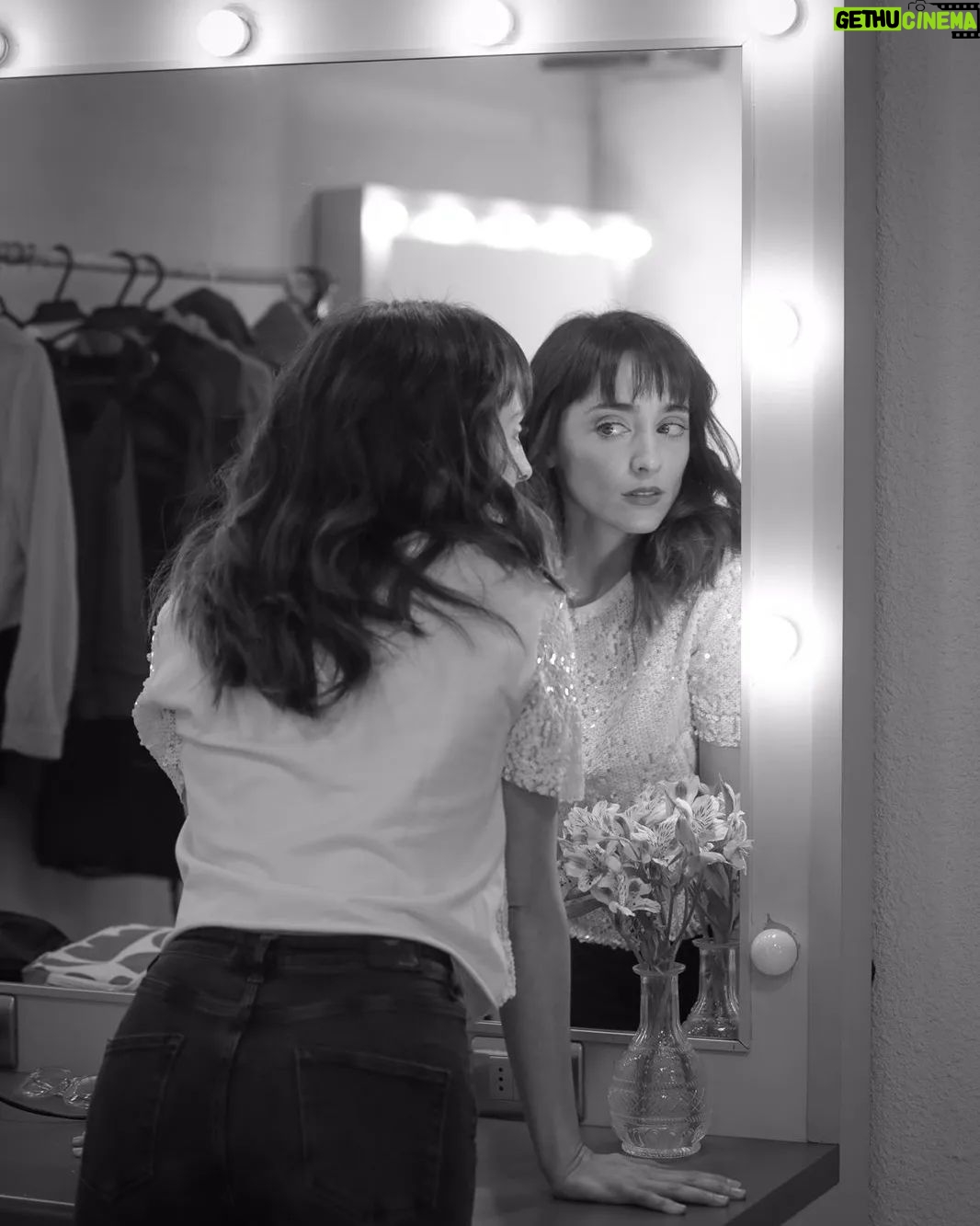 Francisca Walker - 10.4K Likes - Sesión de la seca @natalia_photo para una expo digital de @tm_lascondes llamada "Frente al Espejo"
🖤 Ese momento en que nos miramos al espejo antes de salir a escena... pero ya no somos los mismos