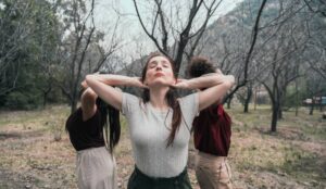Francisca Walker Instagram - De cuando bailábamos en el bosque 🌳 con mis hermanas hermosas y admiradas @amara_cpb y @cinthiaperezs 
🧡💛💚
Para el dancefilm #kibba del eternamente creativo @kaio_visual @kaio_art