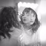 Francisca Walker Instagram - Sesión de la seca @natalia_photo para una expo digital de @tm_lascondes llamada "Frente al Espejo" 🖤 Ese momento en que nos miramos al espejo antes de salir a escena... pero ya no somos los mismos