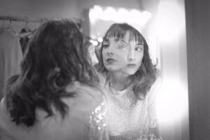 Francisca Walker Instagram - Sesión de la seca @natalia_photo para una expo digital de @tm_lascondes llamada "Frente al Espejo" 
🖤 Ese momento en que nos miramos al espejo antes de salir a escena... pero ya no somos los mismos