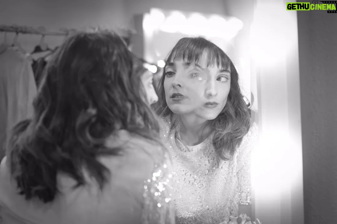 Francisca Walker - 10.4K Likes - Sesión de la seca @natalia_photo para una expo digital de @tm_lascondes llamada "Frente al Espejo"
🖤 Ese momento en que nos miramos al espejo antes de salir a escena... pero ya no somos los mismos