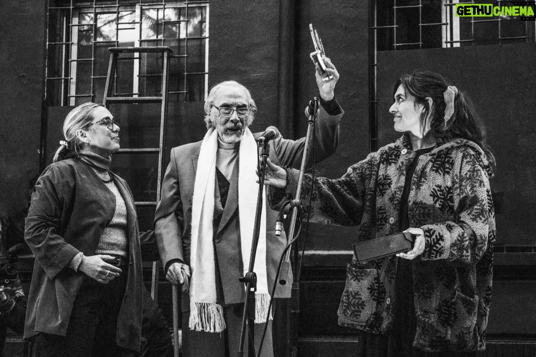Francisca Walker Instagram - ¡Que hermoso estuvo la celebración del Dia Nacional del Teatro! Gracias al Sindicato de Actrices, Actores, Trabajadoxs de las Artes Teatrales - SIDARTE El 11 de Mayo, conmemoramos el natalicio de Andrés Pérez Araya, director, actor y dramaturgo nacional. A modo de homenaje a su labor teatral se crea el Día Nacional del Teatro en Chile. Fue un encuentro lleno de artistas de diversa índole: Teatro Lambe Lambe Papo Ditrans. Actor y Músico Il Vittorio Actor Lulo Arias / LeguaYork Cantautor, Chinoy, nuestro colectivo experimental músicas de Violeta Parra: thereminista Agnes Paz, chelista Catalina Gozález, violista Natalia Hidalgo Homenaje y yo en la voz. En la poesía, actor Mario Lorca. Obra de Teatro Mi Fuego. cía. La Patriótico Interesante frontis Sindicato SIDARTE Obra de Teatro “El Inicio” cía. Su Versión (Teatro SIDARTE) 📸Fotografías: Manuela Martinoya 🎬Productora de cine POETASTROS ... #VOLVERAENCONTRARNOS #NOSVEMOSENSIDARTE #DIANACIONALDELTEATRO #CULTURAS #ARTES #PATRIMONIOS #TERRITORIOS #COMUNIDADES #CHILE #SIDARTE #SINDICATO