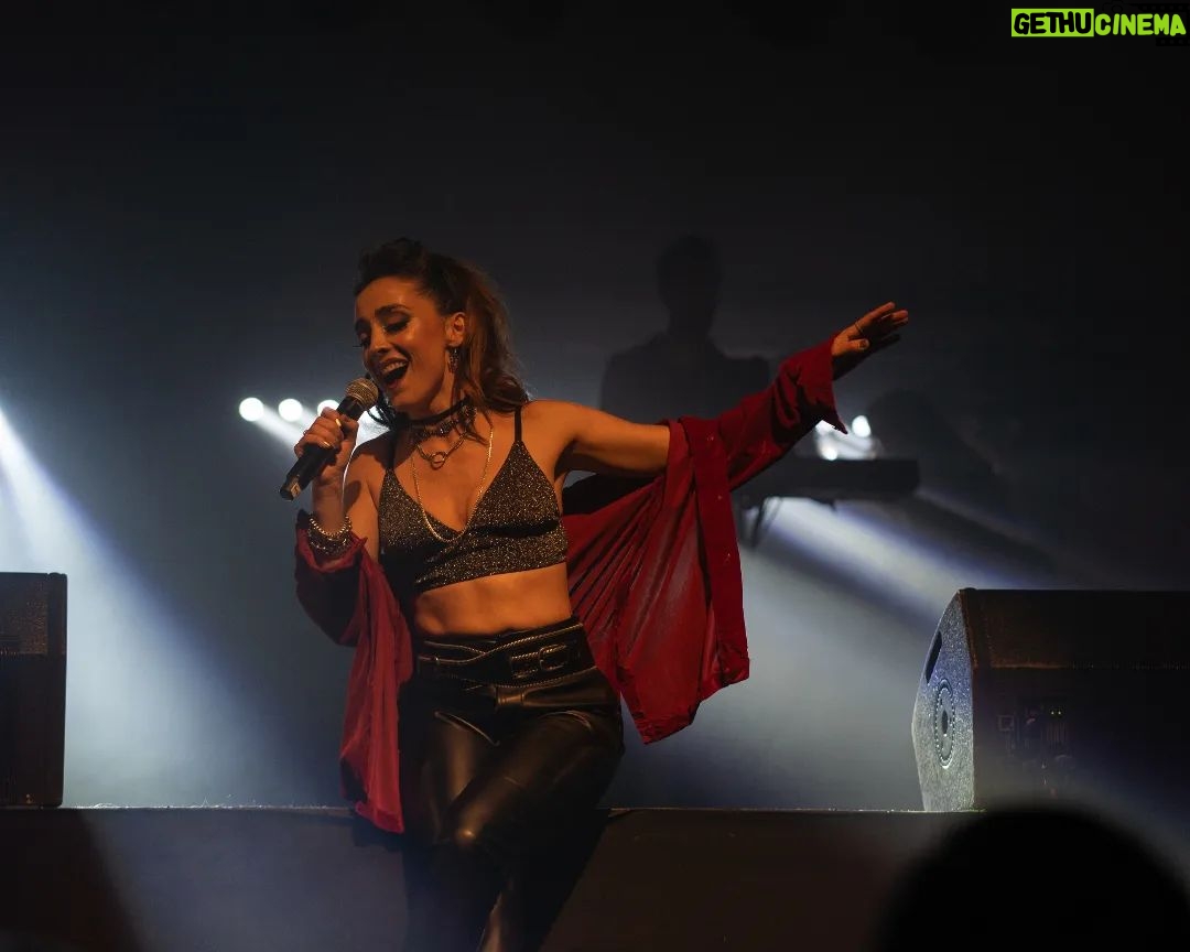 Francisca Walker Instagram - Que hermoso que estuvo ayer! 🎸🎸 Gracias totales @culturacap @teatro_nescafe y @nataliagrez 💕 Que placer compartir escenario con compañeros tan talentosos @josefinafiebelkorn @su_hidalgo @carmenengloriabresky @elviralopezalfonso @gaburzua y @joseantonioraffo , pura admiración 🔥 Fotos de @alejandrocif Maquillaje @ruben_aravena Pelo @carmenrosasalonbeauty