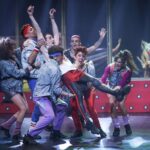 Francisca Walker Instagram – 🔴 Alerta de foto spoiler
Pero es que hoy es el día del Teatro, y cómo no voy a decir nada si estoy en plena temporada de este maravilloso espectáculo que me tiene el corazón lleno y la cabeza volando (literal).
Así ha sido el proceso de #HIT , nos cargamos unos a otros… en escena y detrás de bambalinas. Cuanto esfuerzo, cuanto amor, cuanto llanto, cuantos calambres y risas ha sido preparar esta obra…. una obra que finalmente tiene como único objetivo algo tan simple y hermoso: ENTRENER (“es un lindo regalo” diría @marianaloyolaruz )
Gracias teatro querido por entregarme la magia de tus procesos , por permitirme conocer tantas personas fascinantes y vivir todas estas emociones extremas…. para darme cuenta al final que sólo somos humanos, imperfectos y finitos. “La vida entera es un teatro” dicen por ahí.
@nataliagrez
@culturacapital
@fjoo76
@brigittekattan @gabrielrammsy @marianaloyolaruz @viviannedietz
@montseballarin @josefinafiebelkorn @franwalk
@joseantonioraffo
@andresvelarde.
@claudioo._ @carloagosttini @valeriamorales.v @gabrielrammsy @mix.mauro @martin_benavides
@javi_vinot @paulabarracepe @maaty
Seguimos con temporada!! En @tm_lascondes