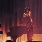 Francisca Walker Instagram - "Huele a Peligro" ♠️ Myriam Hernandez Mi vestido maravilloso de @nicolettavalentina ~Concierto para Románticos~ @culturacap @teatro_nescafe Este año me toca cantar mucho y eso me hace muy feliz. La voz aparece y con ella, partes de mi que desconocía. ⚘ Foto @alejandrocif