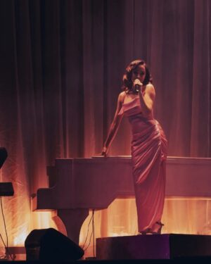 Francisca Walker Instagram - "Huele a Peligro" ♠️
Myriam Hernandez

Mi vestido maravilloso de @nicolettavalentina 

~Concierto para Románticos~
@culturacap 
@teatro_nescafe 

Este año me toca cantar mucho y eso me hace muy feliz. La voz aparece y con ella, partes de mi que desconocía. ⚘

Foto @alejandrocif