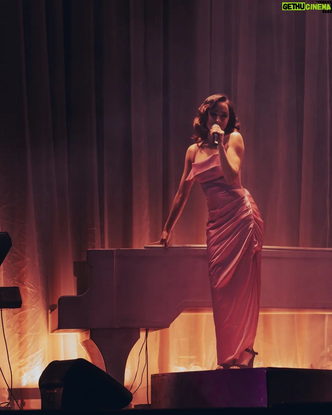 Francisca Walker - 10K Likes - "Huele a Peligro" ♠️
Myriam Hernandez
Mi vestido maravilloso de @nicolettavalentina
~Concierto para Románticos~
@culturacap
@teatro_nescafe
Este año me toca cantar mucho y eso me hace muy feliz. La voz aparece y con ella, partes de mi que desconocía. ⚘
Foto @alejandrocif