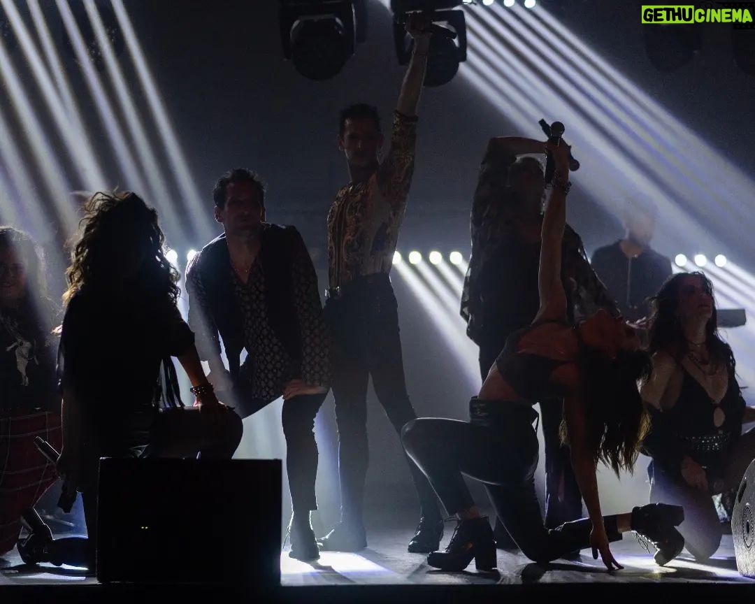 Francisca Walker Instagram - Que hermoso que estuvo ayer! 🎸🎸 Gracias totales @culturacap @teatro_nescafe y @nataliagrez 💕 Que placer compartir escenario con compañeros tan talentosos @josefinafiebelkorn @su_hidalgo @carmenengloriabresky @elviralopezalfonso @gaburzua y @joseantonioraffo , pura admiración 🔥 Fotos de @alejandrocif Maquillaje @ruben_aravena Pelo @carmenrosasalonbeauty
