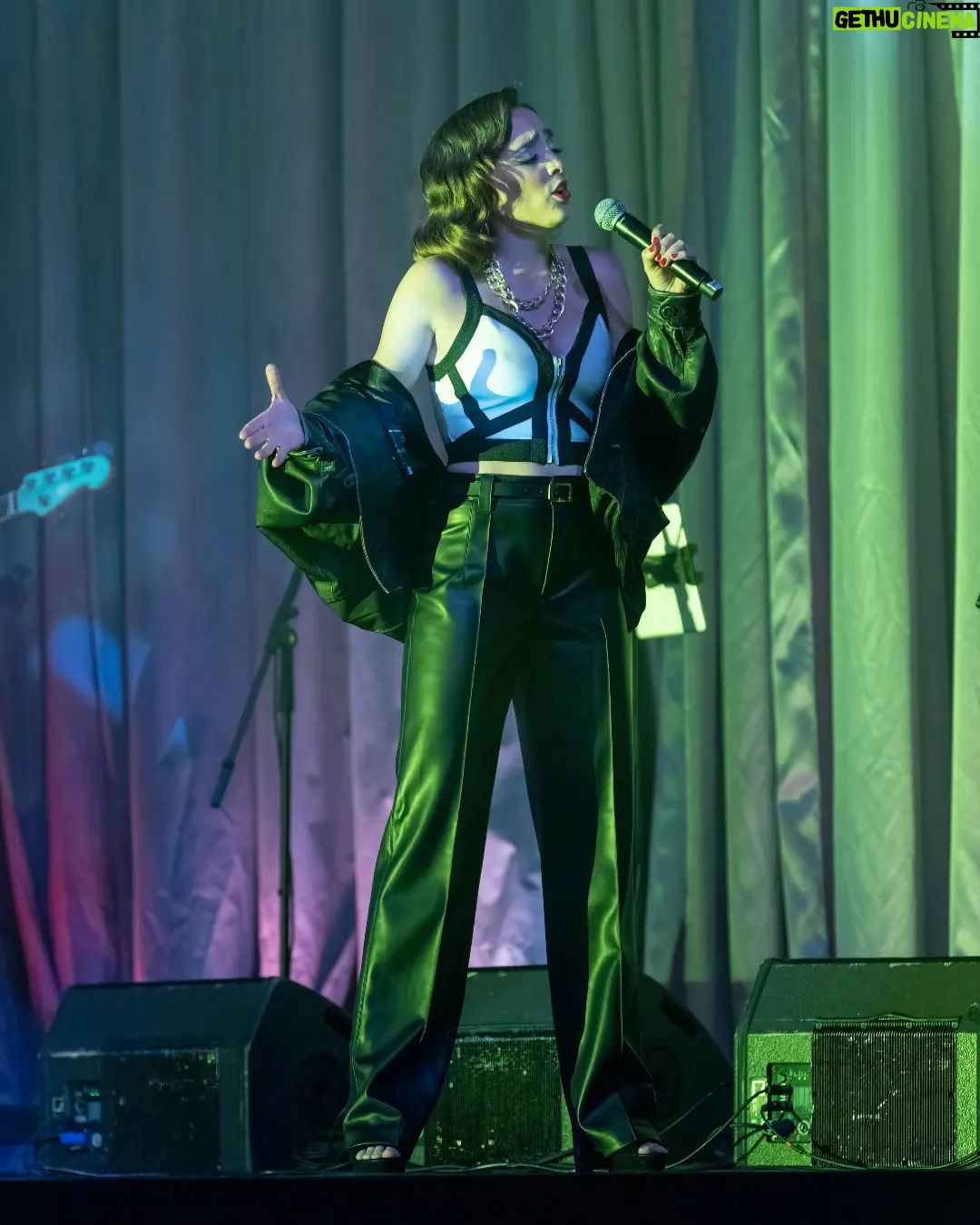 Francisca Walker - 3.9K Likes - "Tengo todo excepto a ti"
Luis Miguel
Foto de @alejandrocif
~Concierto para Románticos~
@culturacap
@teatro_nescafe
Maquillaje @camilamakeup
Peinado @carmenrosasalonbeauty