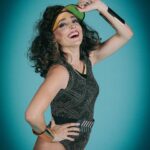 Francisca Walker Instagram – ⚡️Nina está cerca de alcanzar su sueño, ser parte de una importante compañía de danza en la ciudad, pero no ha sido fácil llegar hasta aquí.

Cada noche Nina baila en un club y no se avergüenza de ello, pero sabe que sus compañeros no lo van a entender. 

Son los años ochentas, y no todo está permitido para una mujer.⚡️

🪩No te pierdas la historia de Nina interpretada por la actriz @franwalk en “Hit, un musical de los 80”