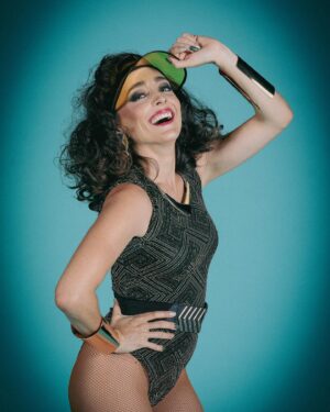 Francisca Walker Instagram - ⚡️Nina está cerca de alcanzar su sueño, ser parte de una importante compañía de danza en la ciudad, pero no ha sido fácil llegar hasta aquí.

Cada noche Nina baila en un club y no se avergüenza de ello, pero sabe que sus compañeros no lo van a entender. 

Son los años ochentas, y no todo está permitido para una mujer.⚡️

🪩No te pierdas la historia de Nina interpretada por la actriz @franwalk en “Hit, un musical de los 80”