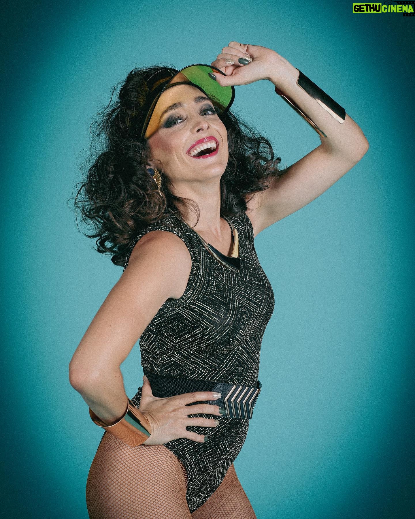 Francisca Walker - 5.5K Likes - ⚡️Nina está cerca de alcanzar su sueño, ser parte de una importante compañía de danza en la ciudad, pero no ha sido fácil llegar hasta aquí.
Cada noche Nina baila en un club y no se avergüenza de ello, pero sabe que sus compañeros no lo van a entender.
Son los años ochentas, y no todo está permitido para una mujer.⚡️
🪩No te pierdas la historia de Nina interpretada por la actriz @franwalk en “Hit, un musical de los 80”