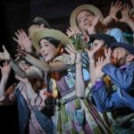 Francisca Walker Instagram - Que afortunada me siento de ser parte de esta "Pérgola de las Flores", con este elenco, esta producción de @centrogam y con la dirección de @hectornogueraillanes 💐 Es un sueño ser parte de esta cadena invisible que conecta los clásicos de nuestro Teatro Chileno montados en diferentes épocas, formando parte de un mismo tejido que define nuestra identidad. 🌻 Ando con la emoción a flor de piel, embriagada de amor. Gracias compañeritxs, gracias folklore, gracias Teatro Amado.