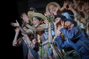 Francisca Walker Instagram - Que afortunada me siento de ser parte de esta "Pérgola de las Flores", con este elenco, esta producción de @centrogam y con la dirección de @hectornogueraillanes
💐
Es un sueño ser parte de esta cadena invisible que conecta los clásicos de nuestro Teatro Chileno montados en diferentes épocas, formando parte de un mismo tejido que define nuestra identidad.
🌻
Ando con la emoción a flor de piel, embriagada de amor. Gracias compañeritxs, gracias folklore, gracias Teatro Amado.