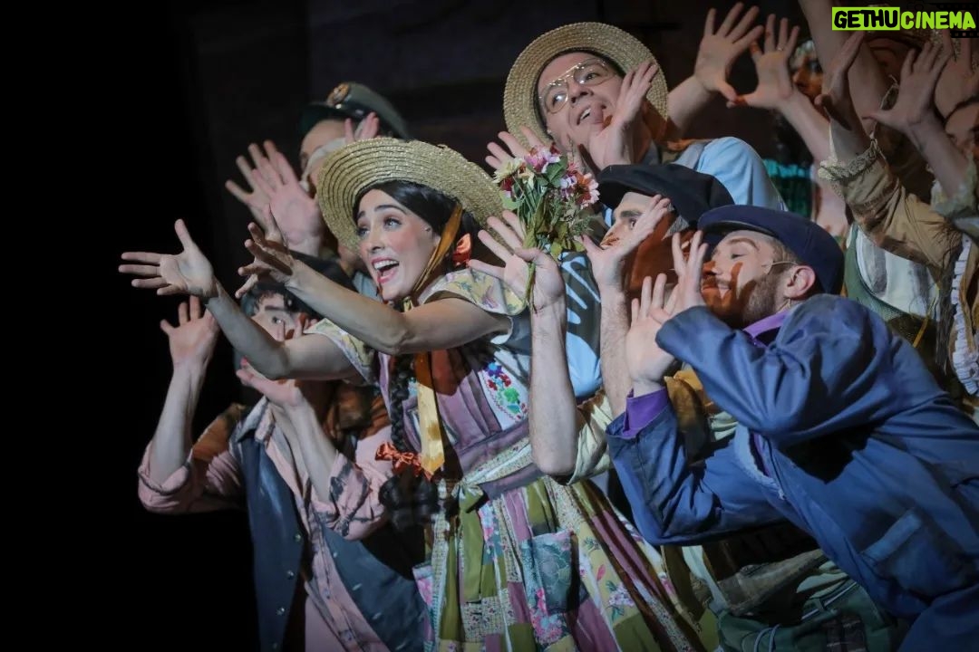 Francisca Walker - 5.5K Likes - Que afortunada me siento de ser parte de esta "Pérgola de las Flores", con este elenco, esta producción de @centrogam y con la dirección de @hectornogueraillanes
💐
Es un sueño ser parte de esta cadena invisible que conecta los clásicos de nuestro Teatro Chileno montados en diferentes épocas, formando parte de un mismo tejido que define nuestra identidad.
🌻
Ando con la emoción a flor de piel, embriagada de amor. Gracias compañeritxs, gracias folklore, gracias Teatro Amado.