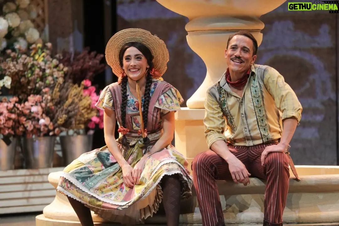 Francisca Walker - 5.5K Likes - Que afortunada me siento de ser parte de esta "Pérgola de las Flores", con este elenco, esta producción de @centrogam y con la dirección de @hectornogueraillanes
💐
Es un sueño ser parte de esta cadena invisible que conecta los clásicos de nuestro Teatro Chileno montados en diferentes épocas, formando parte de un mismo tejido que define nuestra identidad.
🌻
Ando con la emoción a flor de piel, embriagada de amor. Gracias compañeritxs, gracias folklore, gracias Teatro Amado.