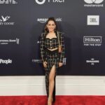 Francisca Walker Instagram - De piquero de vuelta al set!! (Y a una taza de café 😅) Aquí la fotito de rigor de los Grammy (gracias @fronterawine ), mi look de la mano de puros talentosos hermosos. Traje @nicolettavalentina (te mueres todo lo que me lo piropearon!!) Maquillaje @tereirarrazabal Hairstyle @luchitoandres ❤️