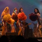 Francisca Walker Instagram - "Mapocho Orquesta y las Reinas del Flamingo" que hermoso concierto!! 🦩 Tan agradecida de haber sido parte de esta hermosa experiencia. Gracias @culturacap @loscontadores @orquestamapocho y @teatro_nescafe por hacerlo posible. Y a mis reinas @su_hidalgo @josefinafiebelkorn y @viviannedietz por el goce en escena. 💕 📸 @alejandrocif