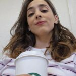 Francisca Walker Instagram - De piquero de vuelta al set!! (Y a una taza de café 😅) Aquí la fotito de rigor de los Grammy (gracias @fronterawine ), mi look de la mano de puros talentosos hermosos. Traje @nicolettavalentina (te mueres todo lo que me lo piropearon!!) Maquillaje @tereirarrazabal Hairstyle @luchitoandres ❤️