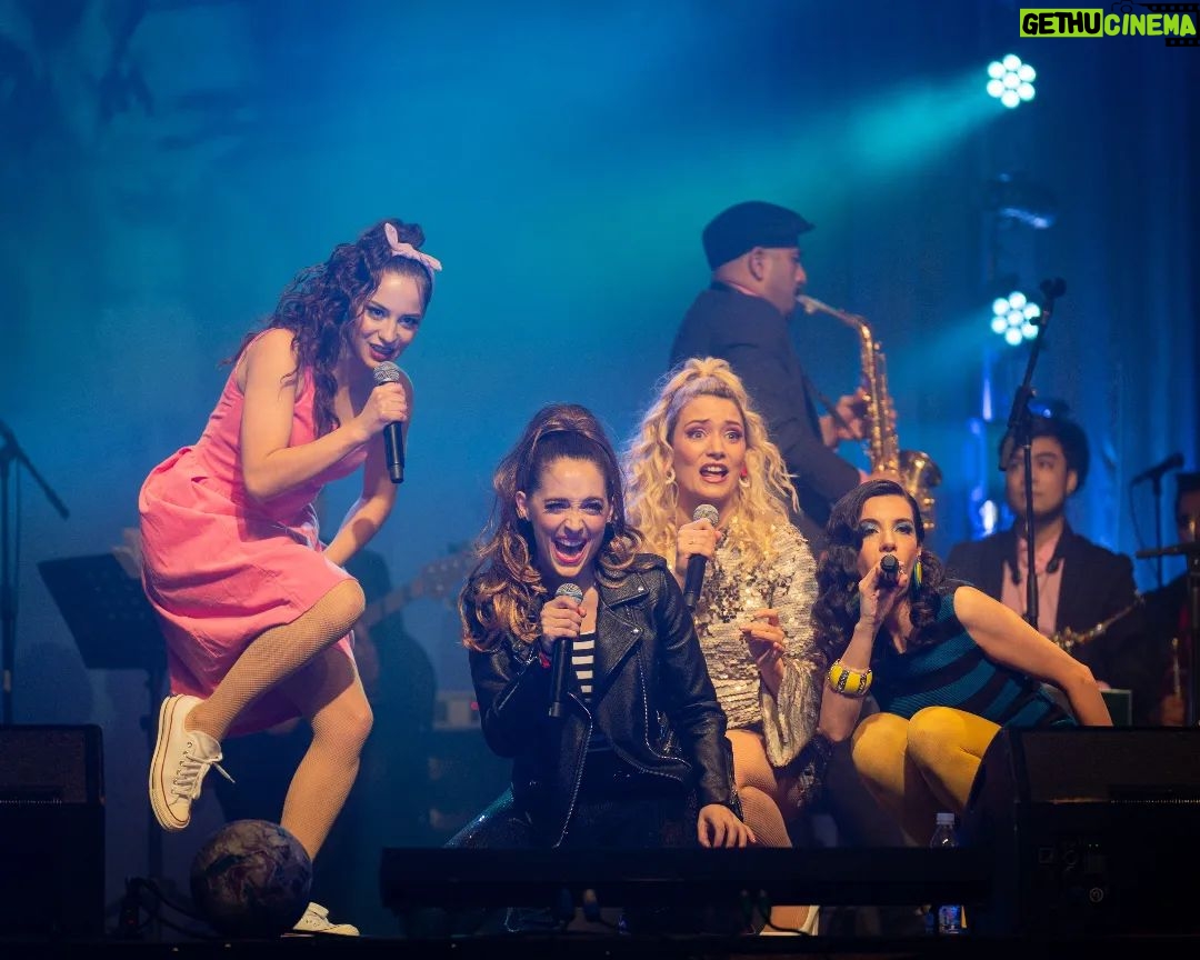 Francisca Walker Instagram - "Mapocho Orquesta y las Reinas del Flamingo" que hermoso concierto!! ๐ฆฉ Tan agradecida de haber sido parte de esta hermosa experiencia. Gracias @culturacap @loscontadores @orquestamapocho y @teatro_nescafe por hacerlo posible. Y a mis reinas @su_hidalgo @josefinafiebelkorn y @viviannedietz por el goce en escena. ๐ ๐ธ @alejandrocif