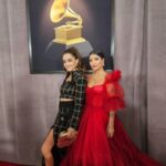 Francisca Walker Instagram - Mi paso por los Grammy.... Oficialmente agotada! Pero fueron días hermosos. Muchas gracias a @fronterawines por esta #fronteraexperience , realmente inolvidable. A todo el equipo, son unos cracks, lo pasamos geniaaal @cmaucher @_javieraescobar @andresparot Gracias a @tereirarrazabal por dejarnos hermosas a todas, aunque eso significara que tu tuviste que correr jaja, gracias @luchitoandres por tu talento y darme la melena que merezco 😆. Y mención especial a @nicolettavalentina que nuevamente me viste para una alfombra roja, eres tan seca. Amé conocerte @martinalapeligrosa , eres hermosa por dentro y por fuera. Que rico haber visto a mi familia @donwoka @krystalvee y @mamisuyita. Los amo (no me alcanzó la duración del reel jaja) ❤️