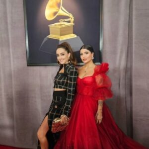 Francisca Walker Instagram - Mi paso por los Grammy.... Oficialmente agotada!
Pero fueron días hermosos.
Muchas gracias a @fronterawines por esta #fronteraexperience , realmente inolvidable. A todo el equipo, son unos cracks, lo pasamos geniaaal @cmaucher
 @_javieraescobar @andresparot 
Gracias a @tereirarrazabal por dejarnos hermosas a todas, aunque eso significara que tu tuviste que correr jaja, gracias @luchitoandres por tu talento y darme la melena que merezco 😆. Y mención especial a @nicolettavalentina que nuevamente me viste para una alfombra roja, eres tan seca. 
Amé conocerte @martinalapeligrosa , eres hermosa por dentro y por fuera.
Que rico haber visto a mi familia @donwoka @krystalvee y @mamisuyita. Los amo (no me alcanzó la duración del reel jaja) ❤️