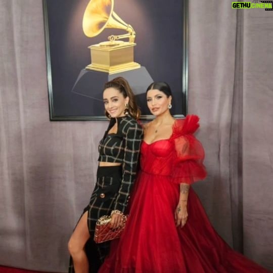 Francisca Walker - 3.8K Likes - Mi paso por los Grammy.... Oficialmente agotada!
Pero fueron días hermosos.
Muchas gracias a @fronterawines por esta #fronteraexperience , realmente inolvidable. A todo el equipo, son unos cracks, lo pasamos geniaaal @cmaucher
@_javieraescobar @andresparot
Gracias a @tereirarrazabal por dejarnos hermosas a todas, aunque eso significara que tu tuviste que correr jaja, gracias @luchitoandres por tu talento y darme la melena que merezco 😆. Y mención especial a @nicolettavalentina que nuevamente me viste para una alfombra roja, eres tan seca.
Amé conocerte @martinalapeligrosa , eres hermosa por dentro y por fuera.
Que rico haber visto a mi familia @donwoka @krystalvee y @mamisuyita. Los amo (no me alcanzó la duración del reel jaja) ❤️
