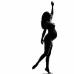 Francisca Walker Instagram – (R)Evolución
Siento que en estos años ha cambiado completamente la forma en que me veo a mi misma y a las demás mujeres. 
Siento que hoy me juzgo menos, que me quiero más, me gusta más mi cuerpo, me reprimo menos las cosas quiero decir, me he despegado más de lo que se espera de mi y me he concentrado en lo que yo realmente quiero ser y hacer… me queda mucho por recorrer, pero siento que cada día avanzo para ser un poco más libre. 
Este camino no lo he recorrido sola, no he sido pionera de ninguna revolución, ni me he dado cuenta de las ataduras que me retenían por mi cuenta. 
Esta evolución/liberación ha sido gracias a otras mujeres que vinieron antes que yo, otras más rebeldes y valientes que yo, que me han mostrado el camino e inspirado y motivado a ser cada dia más auténtica y feliz.
Quiero agradecer a todas las mujeres que hoy salieron a la calle a marchar, a las que se quedan en la casa cuidando de los suyos y reflexionando, a las que escriben mensajes inspiradores por las redes, a las que forman redes, a las que se atreven a ser ellas mismas, a las que se aman, a las que abren los caminos….. a todas gracias, y sigamonos acompañando en este proceso tan colectivo y tan íntimo a la vez. 
Somos vida, somos evolución. #feminismo #8M #niunamenos
#vivasnosqueremos #nicalladitasniperfectas #sororidad 
.
.
Ph @rodhoffmannn
.
.
Se que no todas las personas leen las publicaciones hasta el final, pero me encantaría abrir este espacio para todas las mujeres que quieran compartir si se han sentido igual que yo. Es poderoso darnos cuenta que no estamos solas. 🖤