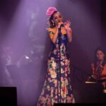 Francisca Walker Instagram - "Mapocho Orquesta y las Reinas del Flamingo" que hermoso concierto!! 🦩 Tan agradecida de haber sido parte de esta hermosa experiencia. Gracias @culturacap @loscontadores @orquestamapocho y @teatro_nescafe por hacerlo posible. Y a mis reinas @su_hidalgo @josefinafiebelkorn y @viviannedietz por el goce en escena. 💕 📸 @alejandrocif