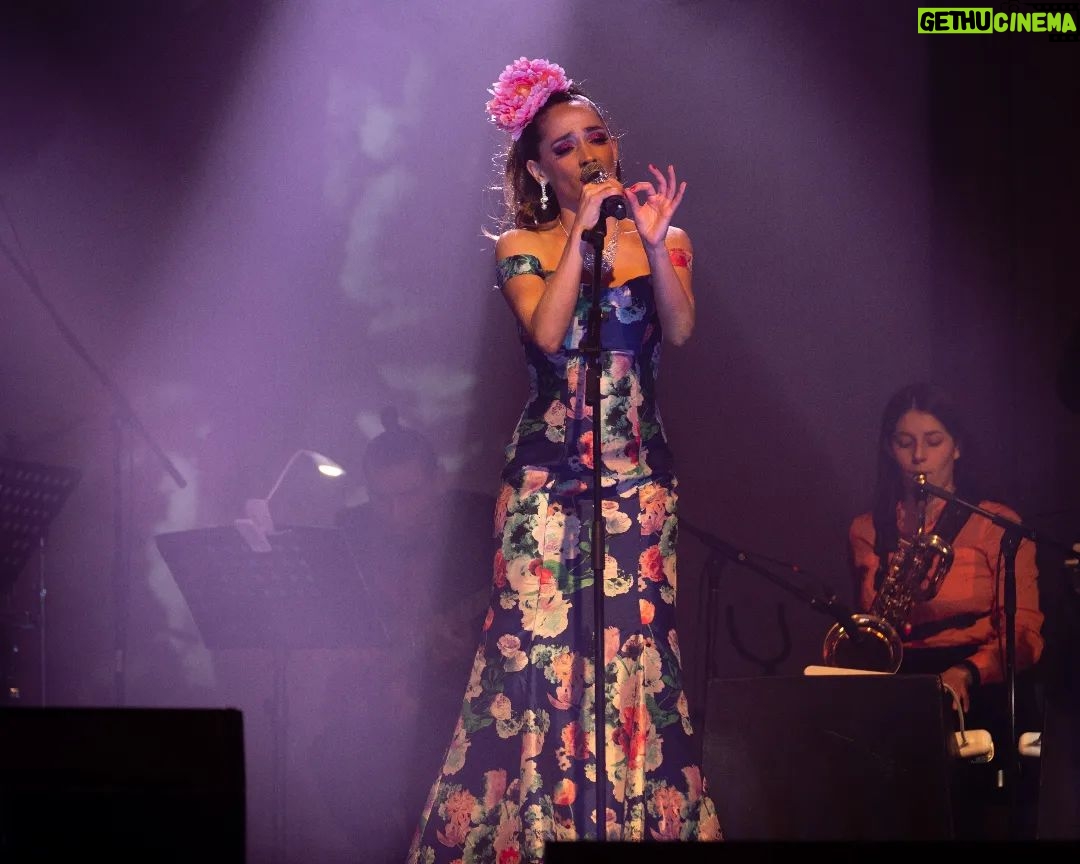 Francisca Walker Instagram - "Mapocho Orquesta y las Reinas del Flamingo" que hermoso concierto!! ๐ฆฉ Tan agradecida de haber sido parte de esta hermosa experiencia. Gracias @culturacap @loscontadores @orquestamapocho y @teatro_nescafe por hacerlo posible. Y a mis reinas @su_hidalgo @josefinafiebelkorn y @viviannedietz por el goce en escena. ๐ ๐ธ @alejandrocif