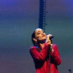 Francisca Walker Instagram - Que hermoso estuvo!! Gracias a todos los que fueron parte de este concierto "Homenaje a The Beatles" en beneficio a las víctimas de los incendios de Viña. Gracias a @culturacap y @teatro_nescafe por darnos el espacio para poder ayudar desde lo que sabemos y amamos hacer con todo el 🖤. Todavía falta para que nuestra Quinta Región se vuelva a poner de pie #leydeincendios y no dejemos de colaborar. 📸 @alejandrocif