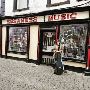 Frankie Ward Instagram - I'm determined to spend more time in Kilkenny and need a guitar to do music streams with... also I'm in Ireland - I can't be without music!

Got to meet the lovely Frank of @essaness_music and was torn between a Rathbone and a @lowdenguitars Sheeran model, and the Ed aka @teddysphotos won - the Wee Lowden style size is a perfect foil to my tiny hands. Also, it just resonates wonderfully. Call it an heirloom - but also I need to get writing again...

Also my father-in-law Tom Lacey can now play Zombie by the Cranberries so we're off to a flying start. Christy Moore next!