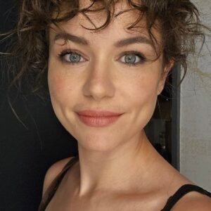 Frankie Ward Instagram - Decided to do my face for the last night in NYC before heading to dinner in DUMBO at @celestinebklyn. We drove back from Provincetown and I had my FIRST proper manicure... seriously. Shout out to Wendy at Plaza Nail in Montecute Street for the mani pedi. 

Wearing @sephora brow pencil and @lorealpro Brow Artist Plump & Set, @tartecosmetics tubing mascara, @beautypie kohl in black.

Skin is Fond de Teint by @yslbeauty, @diorbeauty Forever Skin Concealer,  @milk matte bronzing stick and @charlottetilbury beauty light wands in High Blush (Pinkgasm) and the Easy Highlight. Lip is Pillow Talk (Matte Revolution).

My tan lines are screwed by the way - I normally put loads of SPF on but when cycling round Nantucket I didn't fully cover my back and my skin holds tan for over six months sometimes so that's gonna be awkward on camera 🤣

#makeover #nightmakeup #brooklyn