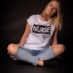 Franziska Böhler Instagram - Die Häufigkeit von postoperativer Übelkeit bis hin zu Erbrechen (Fachbegriff: PONV, postoperative nausea and vomiting) liegt bei einer Allgemeinanästhesie bei 20 bis 30%. Bei Menschen mit erhöhtem Risiko beugen einige Medikamente einer Erkrankung oder Übelkeit nach der Vollnarkose vor. Die zuverlässigsten Antiemetika sind Aprepitant, Ramosetron, Granisetron, Dexamethason und Ondansetron, gefolgt von Fosaprepitant und Droperidol. Faktoren die eine Rolle spielen: * Geschlecht (Frauen sind deutlich häufiger von postoperativer Übelkeit betroffen), * Raucher-Status (Raucher weisen seltener PONV auf), * Neigung zu Reiseübelkeit (erhöht PONV-Risiko), * die bisherige Narkoseverträglichkeit sowie * die voraussichtliche Gabe von Opioid-Schmerzmitteln nach dem Eingriff (erhöht PONV-Risiko ✨ Auch das Narkoseverfahren kann angepasst werden, nämlich eines ohne „Narkosegas“ - die TIVA💪🏻 Deswegen: Beim Vorgespräch IMMER ansprechen Schön, dass Sie mit uns geschlafen haben ✨ …✨Ihre Anästhesie✨ #gesundheit #intensiv #healthcare #symptome#work #facharzt #gesund #arzt#sport #motivation #health #krankenhaus #care #reha #klinik #training #pflege #krankenpflege #nurse #anästhesie #medizin #gesundheitssystem #icu #gesundheitssystem #vollnarkose #pflegenotstand #op #mfa #praxis #pflegenotstand